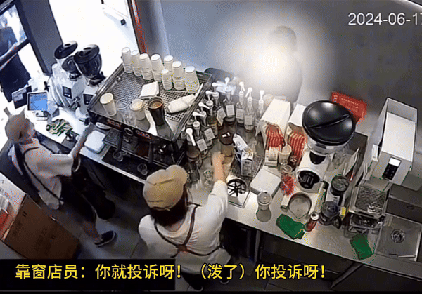 6月17日上海一家Manner咖啡门店内,一名女顾客不满咖啡冲泡速度过慢放话要投诉店员,女店员(左)情绪失控将手中的咖啡粉泼向女顾客。(互联网视频)