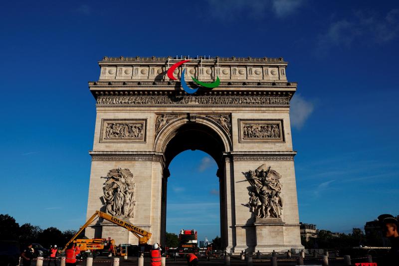 法国工人6月28日把巨型残奥会标志安装在凯旋门顶端。(路透社)