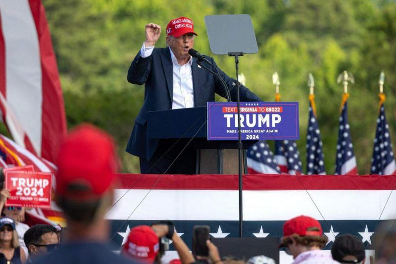 前总统特朗普星期五在弗吉尼亚州东南部切萨皮克市的共和党竞选集会上向支持者发言。一般认为,和四年前比起来,特朗普这次在电视辩论时行为有所克制,但仍然发表好些不实的言论。(彭博社)