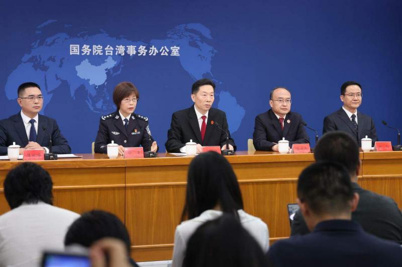 中国最高人民法院、最高人民检察院、公安部、国家安全部、司法部6月21日下午在国务院台湾事务办公室联合举行记者会,公布《关于依法惩治“台独”顽固分子分裂国家、煽动分裂国家犯罪的意见》,意见于发布日起施行。左起为国台办发言人陈斌华、公安部法制局副局长孙萍、最高人民法院审判委员会委员马岩、最高人民检察院重大犯罪检察厅副厅长张庆彬,以及司法部律师工作局局长田昕。(中新社)