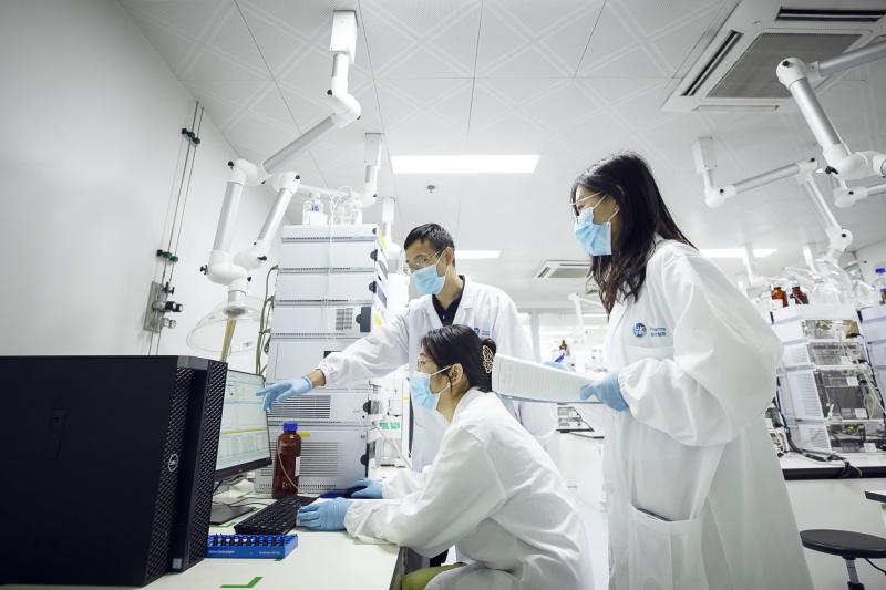 绿叶制药公司的研发团队有逾900人,当中500多人驻在烟台的集团研发总部,图为研发中心实验室。(绿叶制药提供)