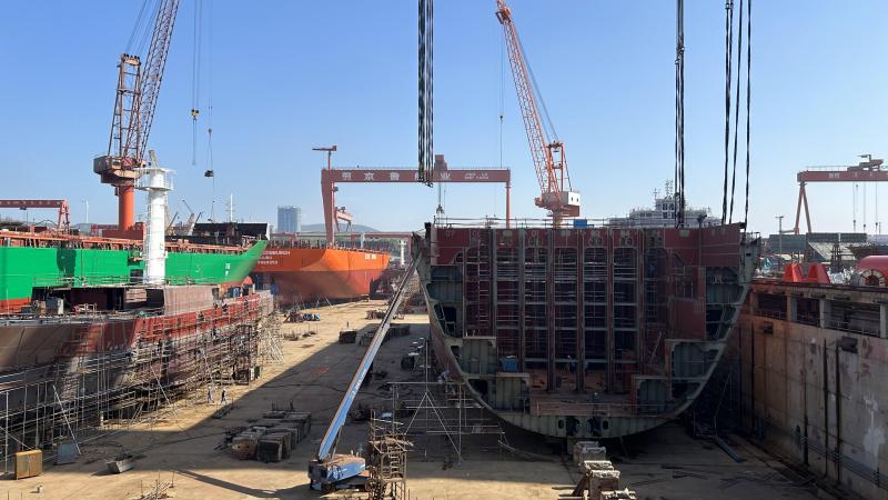 蓬莱中柏京鲁船业有限公司成立于2006年,从事船舶及海洋工程装备制造,图为公司位于蓬莱西城临港工业区的船坞。(周岳翔摄)