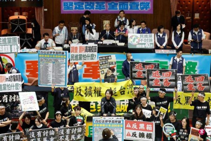 台湾民众党反对蓝营提高罢免门槛修法 周四审议再添变数