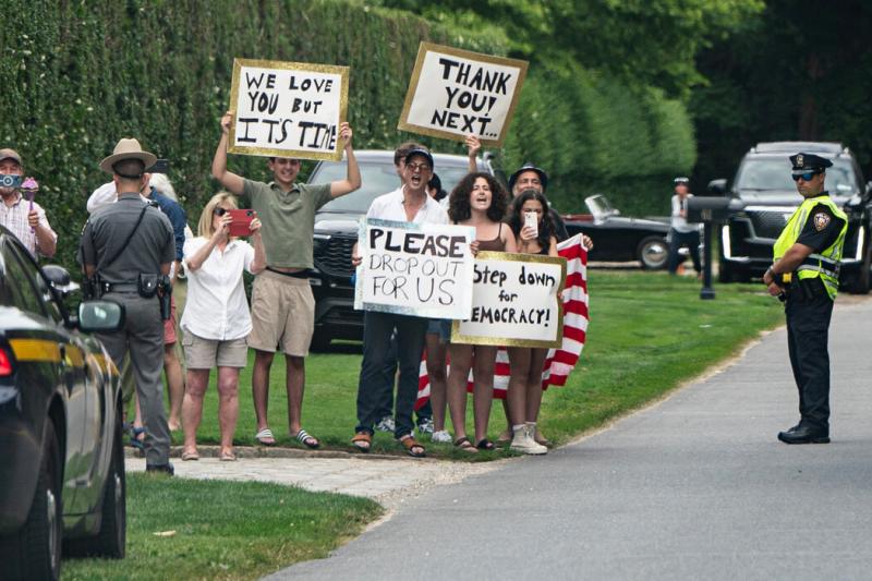周六,拜登车队前往长岛参加竞选招待会时,路上经过一群示威者。