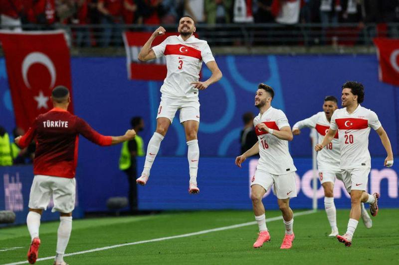 土耳其将士欢庆报到八强。(路透社)