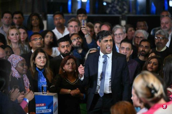 英国选民开始投票 民调:工党将取压倒性胜利