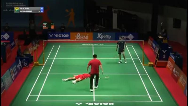 电视转播画面显示,张志杰(左边身穿红衣者)突然昏厥倒在地上后,身穿红衣的中国队教练上场查看。另一名身穿黑衣的是日本选手川野寿真。(视频截屏)