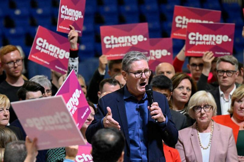 7月3日,斯塔默在苏格兰举行竞选集会,支持者高举印有他竞选口号“改变”的横幅。(路透社)