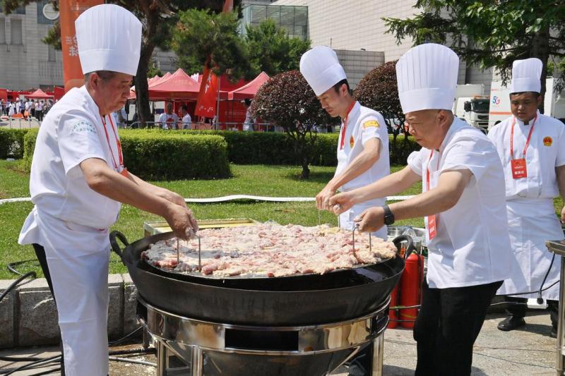 世界锅包肉大赛现场不仅有传统口味的锅包肉,还有麻辣、榴莲等口味的“花式”锅包肉,以及直径达1.1米的“巨型锅包肉”。(中新社)