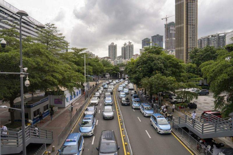 官方2016年发布推进网约车行业发展的政策之后,多个平台同时上线,“烧钱”迅速扩张,打破传统出租车行业的垄断格局,提升消费者的打车体验,降低乘客的出行成本,也创造新的就业机会。图为深圳的出租车。(彭博社)