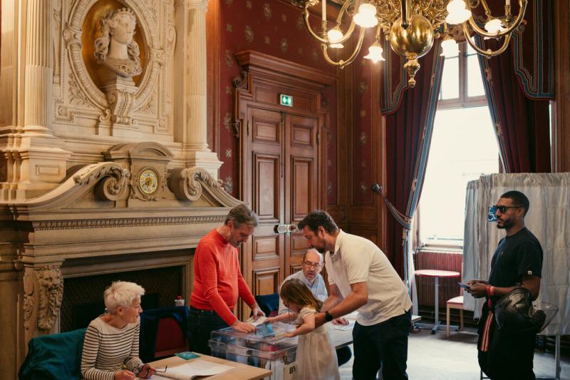 周日法国议会选举期间,人们在巴黎投票。