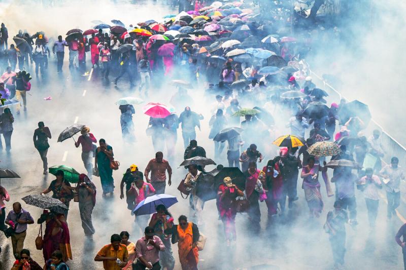 斯里兰卡科伦坡上个月爆发了反政府示威活动,警方动用高压水枪和催泪瓦斯驱散要求提高工资的教师和校长。