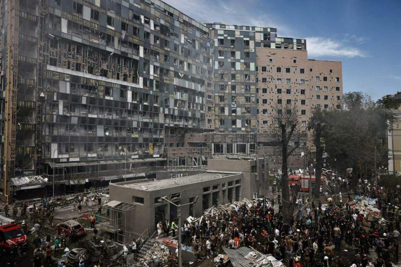 乌克兰官方称,奥赫马特迪特儿童医院被俄军一枚巡航导弹击中,但俄国防部否认对民用设施展开空袭。(路透社)