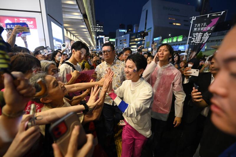 莲舫(中)辞去了议员职位,向小池百合子发起挑战。