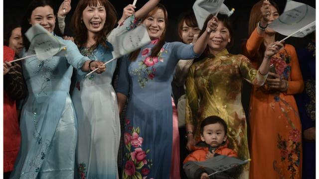 目前台湾的越南配偶超过10万人,图为2016年选举时,越南籍新住民穿上传统服饰助选。