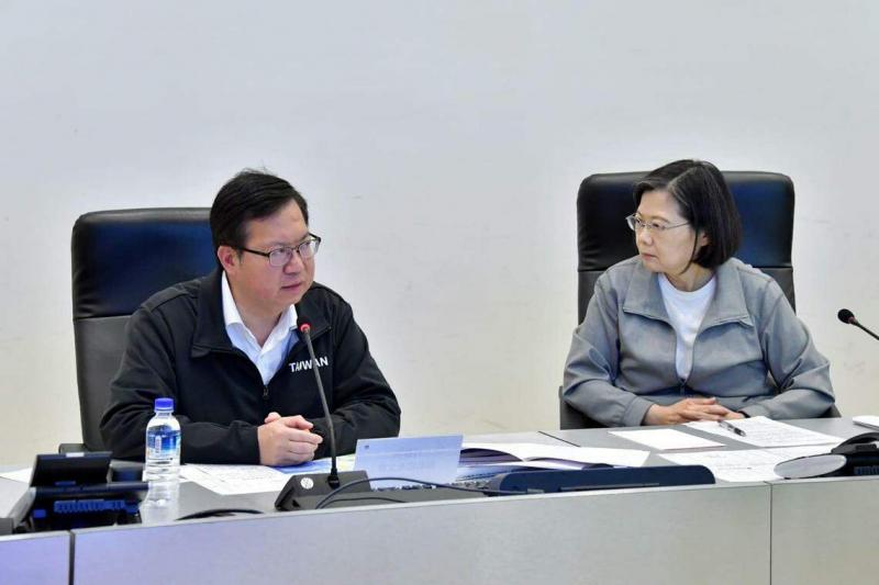 郑文灿(左)是台湾前蔡英文(右)爱将,原本被视为蔡英文的接班人。(郑文灿脸书)