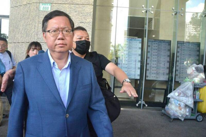 桃园地方法院星期二(7月9日)重开羁押庭,郑文灿以1200万元新台币(50万新元)交保候传。图为他离开法院时神情严肃。(自由时报)
