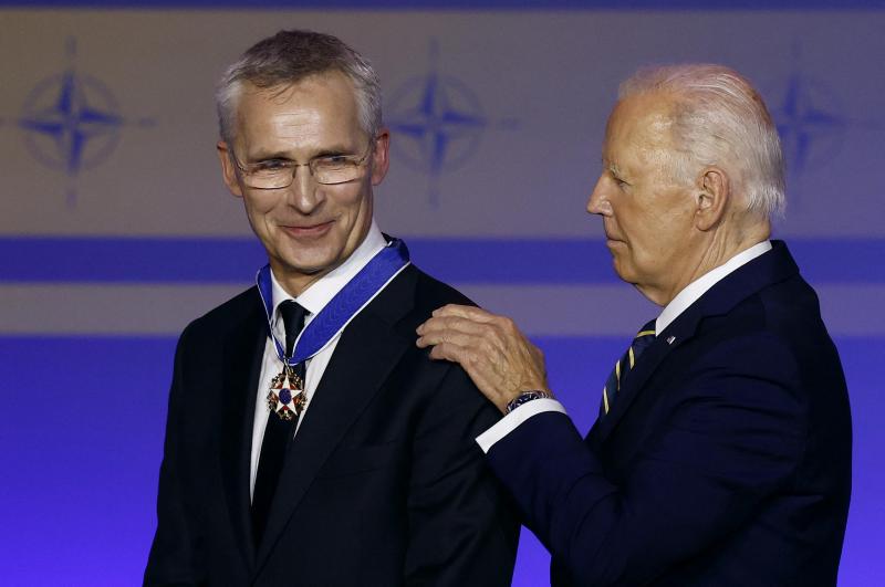 即将卸下北约秘书长职务的斯托尔滕贝格(左),获美国总统拜登颁发美国总统自由勋章。(法新社)