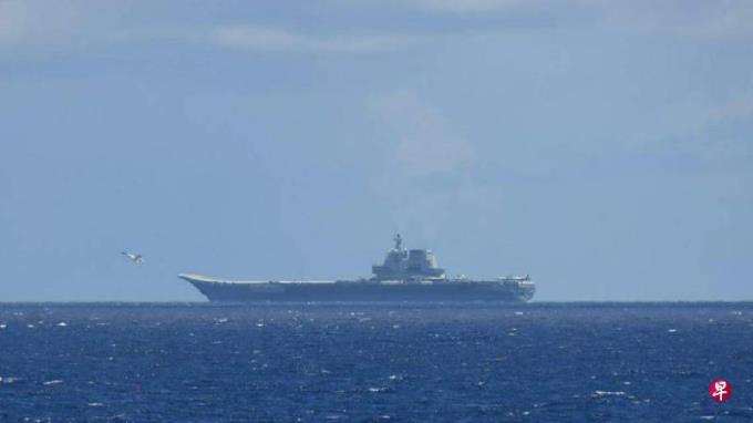 台防长:解放军“山东”号航母经过巴林塘海峡