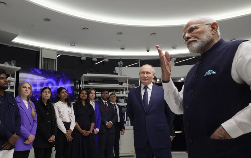 普京和莫迪参观俄罗斯核电工业展览。