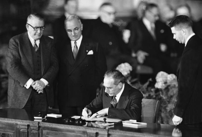 美国总统杜鲁门(左二)1949年在华盛顿出席北大西洋公约组织条约签署仪式。