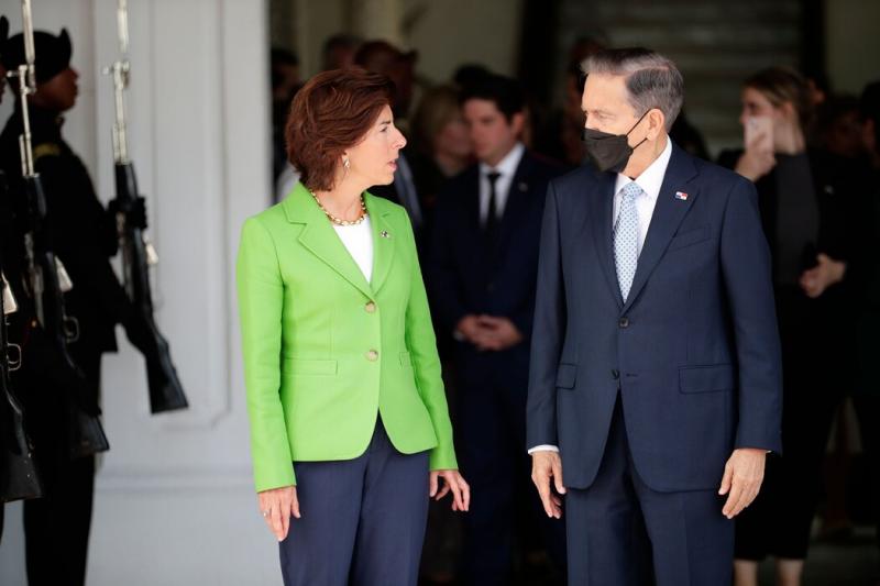 2023年,商务部长雷蒙多与巴拿马总统劳伦蒂诺·科尔蒂索讨论巴拿马城半导体供应链多样化问题。