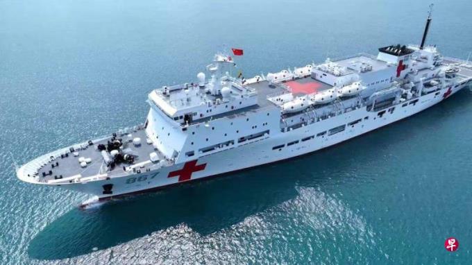 中国海军万吨医院船赴南中国海执行首次任务