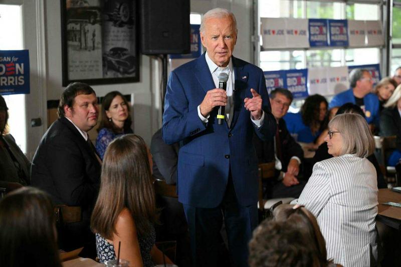 拜登出席7月12日在底特律举行的竞选集会前在诺斯维尔(Northville)一家餐馆停歇。他向在场的民众保证,他的健康没问题。(法新社)