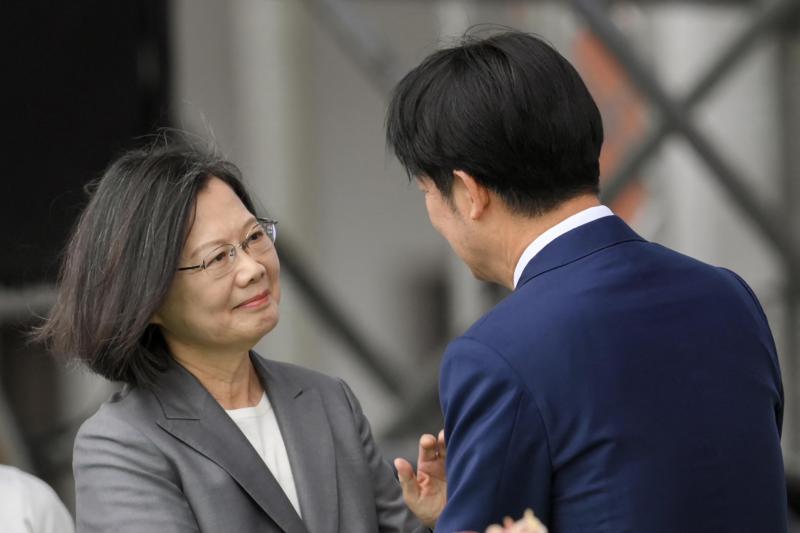 由于郑文灿与台湾前蔡英文(左)关系密切,台湾在野阵营也质疑,这起事件是赖清德与蔡英文的大斗法。(法新社)