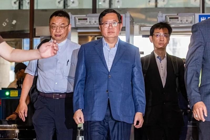 台湾海峡交流基金会前董事长郑文灿(中)涉嫌在华亚科学园区开发案中收贿,7月初遭检方声押禁见。这起案子发生于2017年,即民进党的蔡英文政府执政第二年。(取自网络)