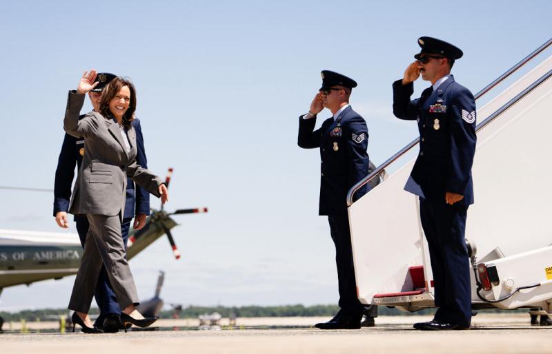 副总统卡玛拉·哈里斯离开安德鲁斯空军基地参加竞选活动。民主党人越来越多地将她视为拜登的替代人选。