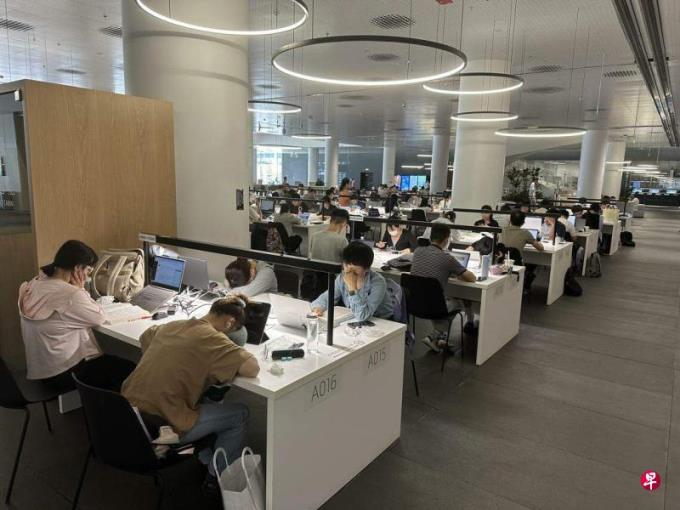 特稿:深圳失业者图书馆“伪装”上班