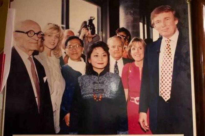 特朗普(右)邀请华人女风水师天山本研(中)参与特朗普世界大厦(Trump World Tower)的奠基仪式。(互联网)