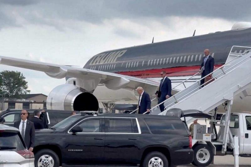 美国前总统特朗普(右三)星期天飞抵威斯康星州密尔沃基国际机场,准备出席星期一起在当地召开的共和党全国代表大会。(路透社)