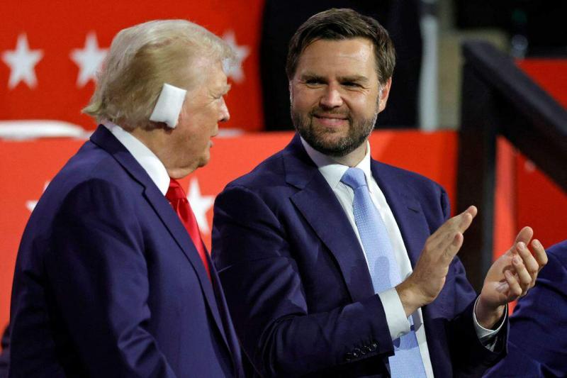 特朗普(左)7月15日在自家社媒平台宣布,共和党俄亥俄州参议员万斯(右)是他的副总统人选。(法新社)