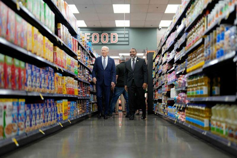 美国总统拜登(左)星期二在内华达州众议员霍斯福德(Steven Horsford)陪同下,访问拉斯维加斯的一家杂货店。(法新社)