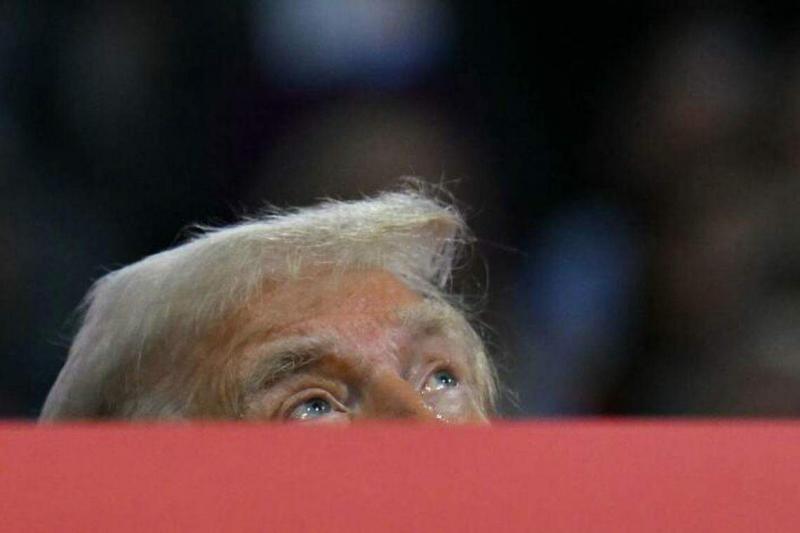 美国共和党总统候选人、前总统特朗普星期二(7月16日)出席共和党全国代表大会时,抬头往会场上方看。(法新社)