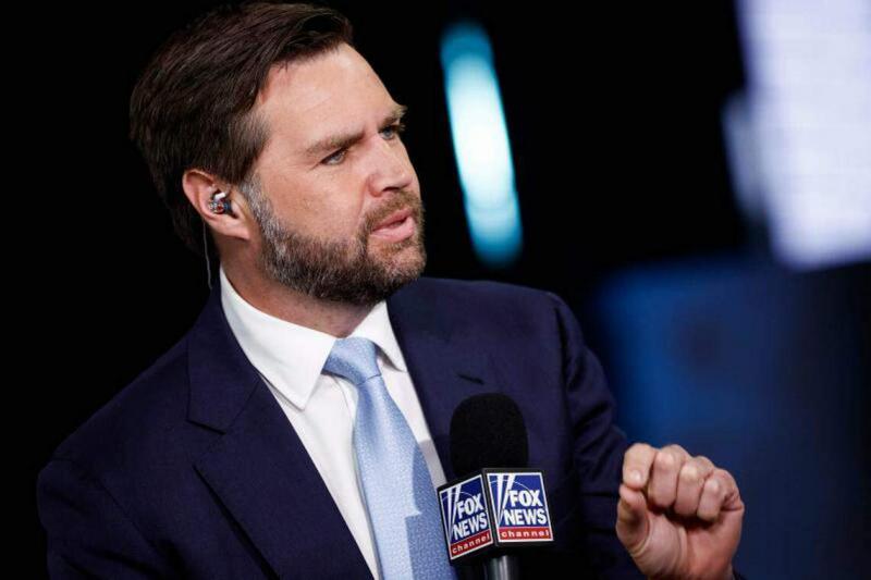 美国共和党副总统候选人万斯星期一(7月15日)接受福克斯新闻主播哈尼蒂(Sean Hannity)的访问。(法新社)