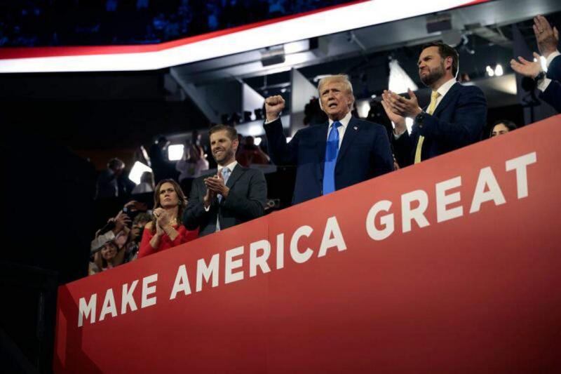 (左起)阿肯色州州长桑德斯(Sarah Huckabee Sanders),特朗普集团执行副总裁埃里克·特朗普(Eric Trump)、美国共和党总统候选人特朗普,以及副总统候选人万斯,星期二(7月16日)出席共和党全国代表大会。(彭博社)