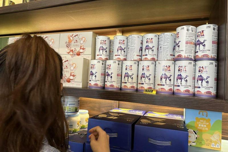 江西中煤建设集团2019年成立的万国汇,进口哈萨克斯坦骆驼奶粉,让业务多元化。(林煇智摄)