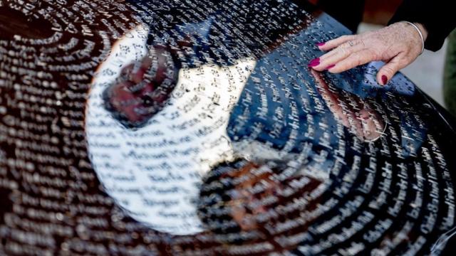 阿姆斯特丹附近树立了一座国家纪念碑,悼念MH17航班空难遇难者。