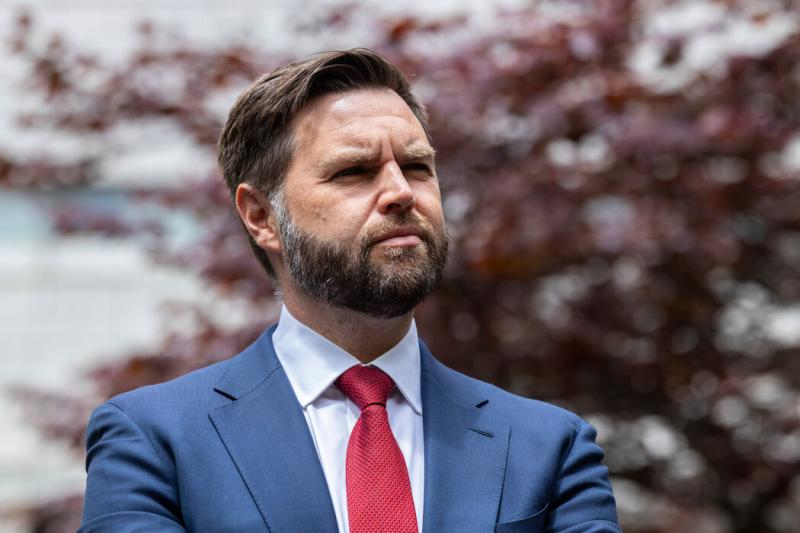 参议员万斯,5月摄于曼哈顿。在《乡下人的悲歌》一书中,万斯认为美国劳动阶级应该为自己的困境负责。现在,他似乎对这一论断产生了怀疑——至少是觉得它在政治上不太好用了。