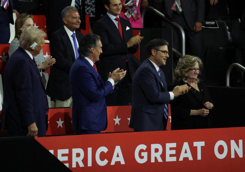 在7月17日的共和党全国代表大会上,(前排左起)美国前总统特朗普、北达科他州州长伯格姆、众议院议长约翰逊,以及万斯的母亲贝弗莉在群众为贝弗莉鼓掌时起立。(路透社)