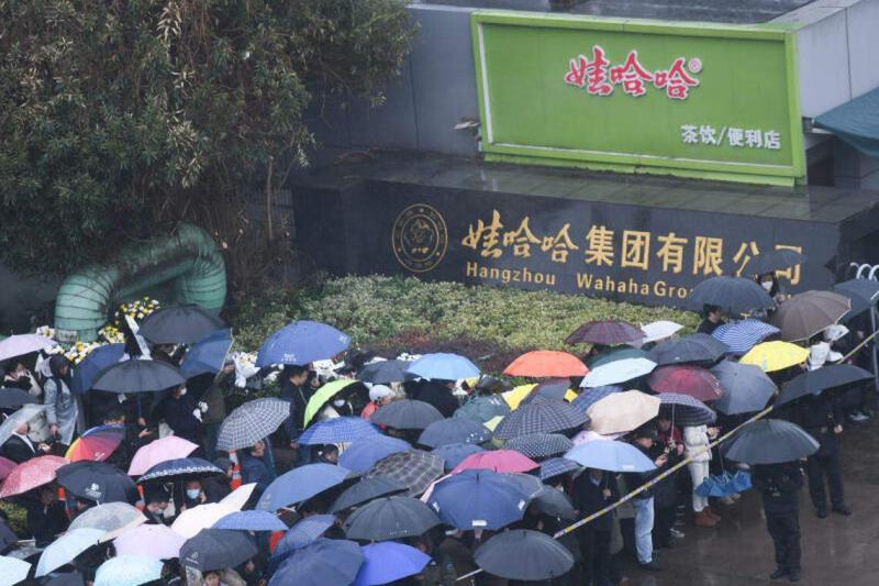 今年2月,杭州民众在娃哈哈集团下沙基地外追思宗庆后。(中新社)