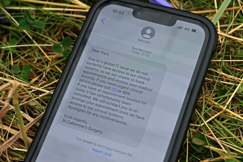 断网影响英国各地的门诊服务,官方发手机简讯提醒病人无法进行预约和检查医疗记录。(法新社)
