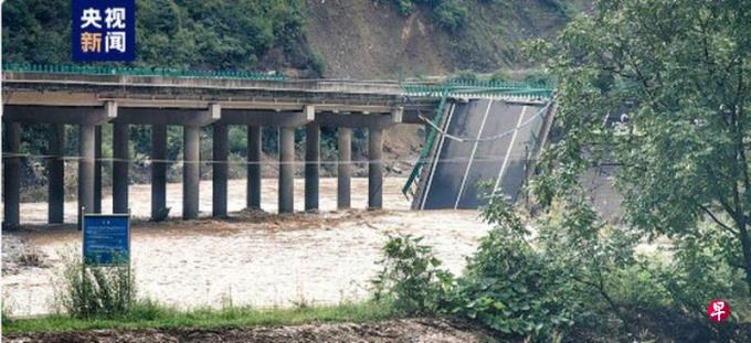 陕西柞水突发暴雨山洪致桥梁垮塌 11人遇难