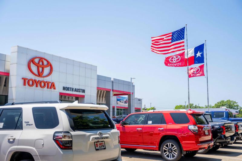 日本丰田汽车公司在美国设有三个设计与研究设施,钻研最新的汽车科技,包括研发使用碳中和燃料的新引擎。图为丰田在得克萨斯州的一个车行。(法新社)