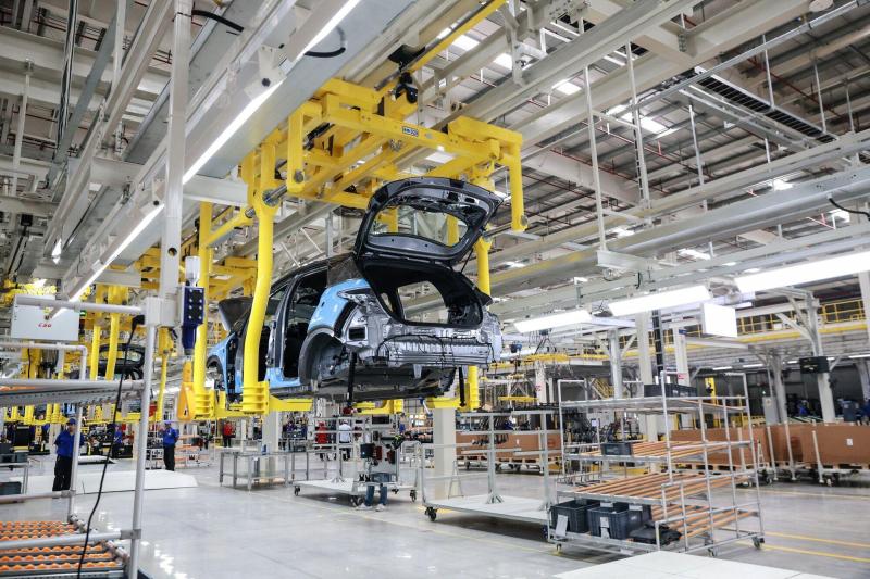 比亚迪在泰国罗勇府建的工厂于7月4日正式投产,预计每年能产出15万辆车。比亚迪计划在未来推出更多符合泰国市场需求的纯电动车型,并引入插电式混合动力车,为消费者提供更多选择。(彭博社)