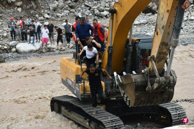 中国四川雅安山洪酿八死 30多人失联