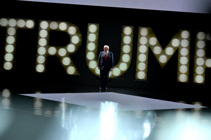 前总统特朗普在密尔沃基共和党全国大会最后一晚登上舞台。